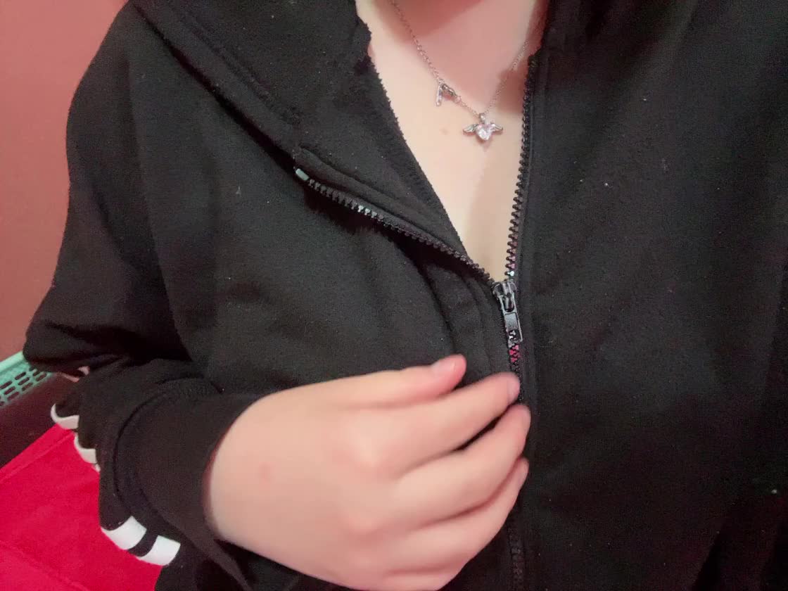 一緒に脱ぎ脱ぎしよ？💗💗



脱いだその向こうには
おっきなぷるんぷるんの
なのはのおっぱいあるよ🫶🏻🩷




いっぱい揉んで堪能してね💕︎💕︎




コスプレもしてるからなのはの水着姿いっぱい見に来てね💕︎
