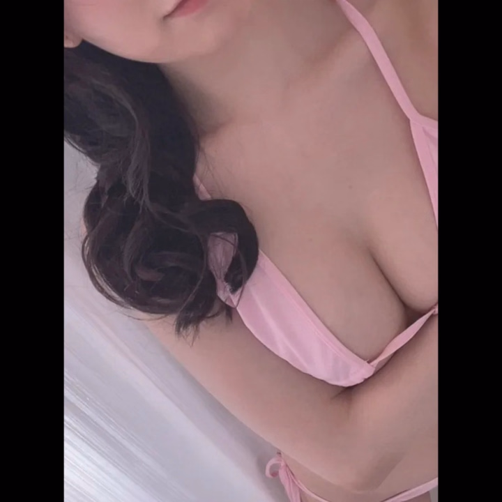 こんにちわん🐶

久しぶり…
気持ち的にはもうほぼ1ヶ月とかそれくらいぶりな気がする🥺

だいぶ忘れてて少しばかり緊張してたけど会いにきてくれたお兄さんのおかげで少しリラックス出来たよ😎💓

来週からはちょこちょこ出勤出来るかもだけど基本は土日のどっちか➕平日1.2日くらいしか出勤できないレアキャラ化してるので…😖


レアポケモンゲットだぜ‼️
くらいの感じで見つけたら会いにきてくれると嬉しいなっ(嬉しい)

そんな今日はレアな日です✌️
今月は土日出勤出来ても22日だけなので…たくさん待ってます💓

ゆったりまったり泡泡して🫧
マッサージでほぐして…💆‍♀️

お兄さん癒してリラックスできたら嬉しいな🫶


今日もよろしくお願いしますっ🙇‍♀️


🐰ほのか🐰