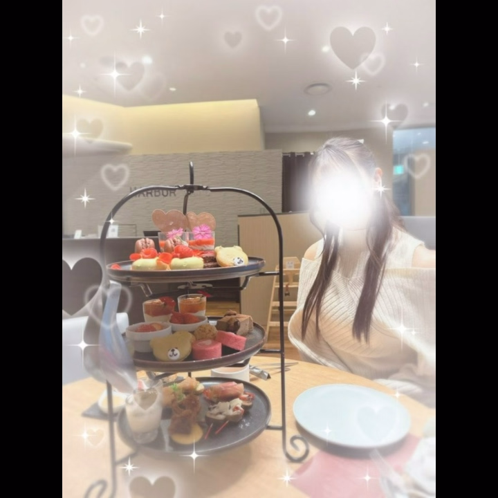 こんにちは(」・ω・)

昨日も今日も沢山の本指名様とご新規様ありがとうございます(*´˘`*)♡バレンタインデートも楽しかったなあ☺️💞喜んでもらえて良かった！お店の仲良しお姉様にいただいたお洋服お兄様にも褒めて貰えて幸せ〜！

今日も18時までいてるのでお誘い待ってます🍀
