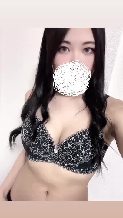 自撮りが苦手なので表情固めです👁‍🗨

本日も0:00まで🛁♡
たくさんエ♡チしたいのでお誘い待ってます🥰