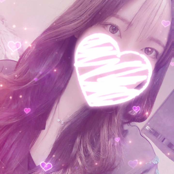 出勤しました⸜❤︎⸝‍

ヒメフォトとやらを1回くらいは投稿しとかなきゃと💦

この間カット行って前髪作りましたが楽なのでセンターパートに戻りました😅

貴重なこの日だけの前髪でした笑