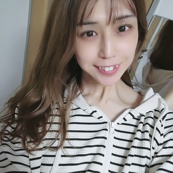 おはようございます💛
久しぶりに朝からup!です。
メイク前ですが💕笑

今日はお天気が曇ってて過ごしやすいのかな？
こんな日はぷらぷらお買い物とかしたくなる‼️そんなゆらぴです、、笑