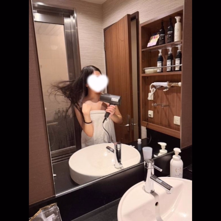 13日の本指名様🎀



今回もたのしかった〜🥰

いつもどおりの時間が
ほんとにおちついて楽しい！


あと、ゲームのイベントが会う日に
重なってたの最高だった🤣


酒飲みながらいっぱい
もりあがったね🥃


あと、初ミストサウナ🫧‪
あんなになると思わんかった笑


髪の毛もビショビショやし
化粧もほぼとれてたけど

それでも気にしないの
さすがやね🐱🐱


酒もゲームもお話も
サウナもイチャイチャも
とってもいい時間でした💜

言ってた時期忙しいかもやけど
あえたらいいなぁ😶😶