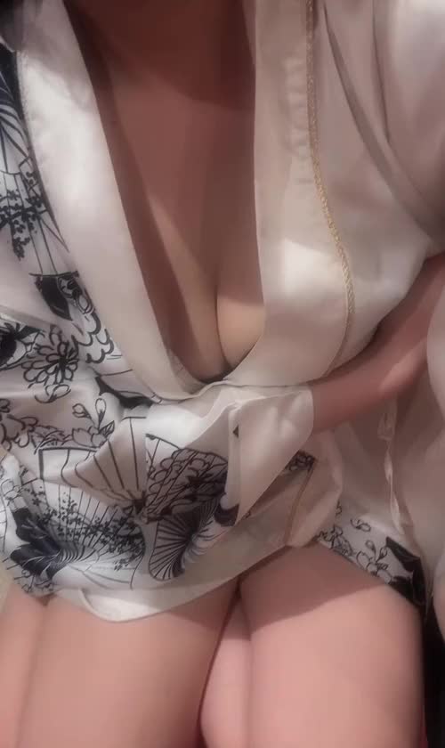 こんにちは〜🙂‍↕️✨

出勤中だよ🪄

動画も撮ってみた✨
ちょっとドキドキした（笑）

どうかな〜？😳
見てくれたお兄さま、
感想こっそり教えてね🤭

今日はまだゆっくりめなので、
タイミング合いそうだったら
ぜひ会えたらうれしいな🫶🏻🤍