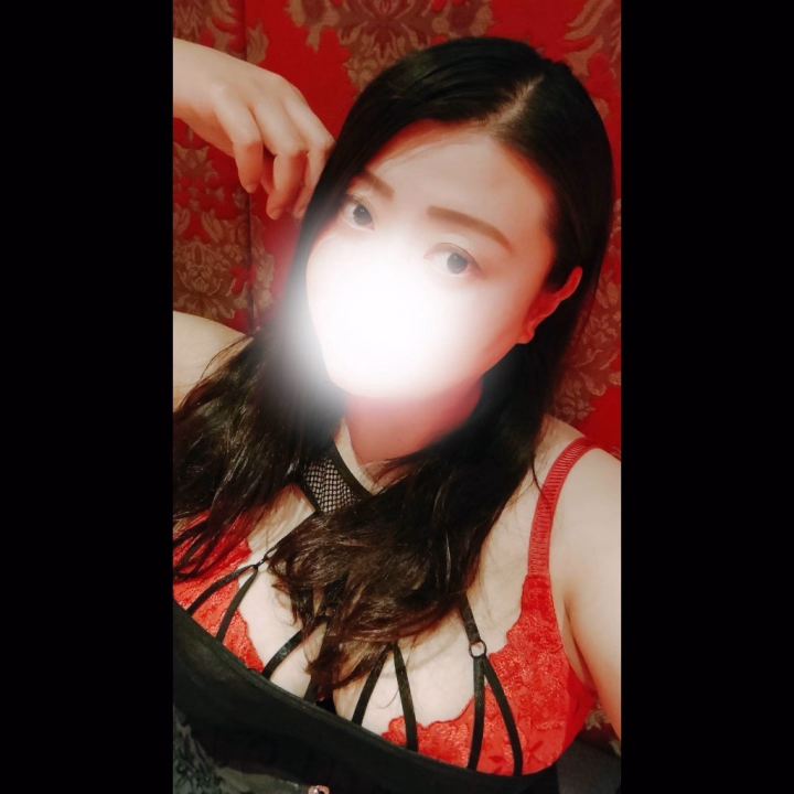 【体液フェチ】

昨日の変態は私の唾と聖水を持ち帰ろうとボトル持参でやってきたの

ご褒美ゲットする為に
苦痛に耐える🤣
ヒール跡はシコる時に
必要でしょ？

聖水はセルフで汲ませる
決して触れることの出来ない
私のおま◯こ見るのに夢中になって
聖水１割くらいしか入らなくて
嘆いててwww
しかも鼻に入って自爆しててwww

おもしろすぎた😂

唾はスプレータイプの入れ物だから
さらに入れる難易度高めで数滴は入ったかしら？

お土産すくなかったけど
顔やおちんぽが唾まみれで
恍惚タイム

可哀想だから
差し入れの水に
ぐちゅぐちゅとうがいして🎁
あげたらめちゃ喜んでたね

聖水割りのお酒は
格別だったでしょ？

ぽち、喉渇いたらまたおいで🐶