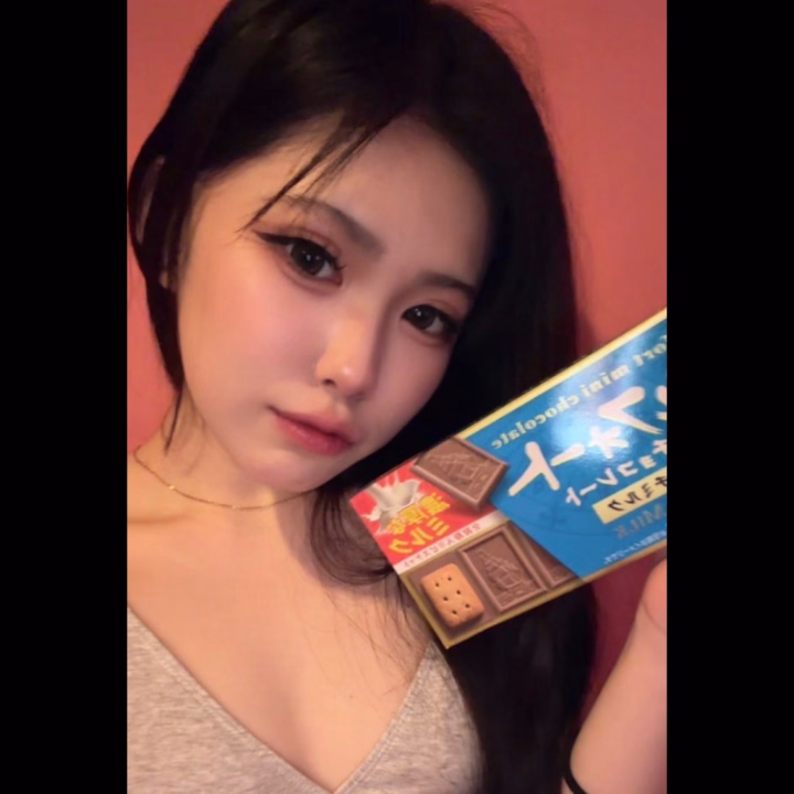 本指名のお兄様✨️
今日もお菓子持ってきてくれた🥹♡
アルフォートとピュレグミと麦茶っ！！
今回のピュレグミはマスカット味だった！
🍇
マスカット味は食べたこと無かったから嬉しい🤭♡
アルフォートはほんっとに昔から大好きだから、いっちばん嬉しい！🫣
食べようと思ったらお部屋が暑かったのかちょっとだけ溶け気味だったからひとつだけ食べて冷蔵庫に🧊✨️

松山最終日まさか来てくれるとは思わなかったから会えてよかった😭
最後だからなのか今までで1番過激だった気もする…♡