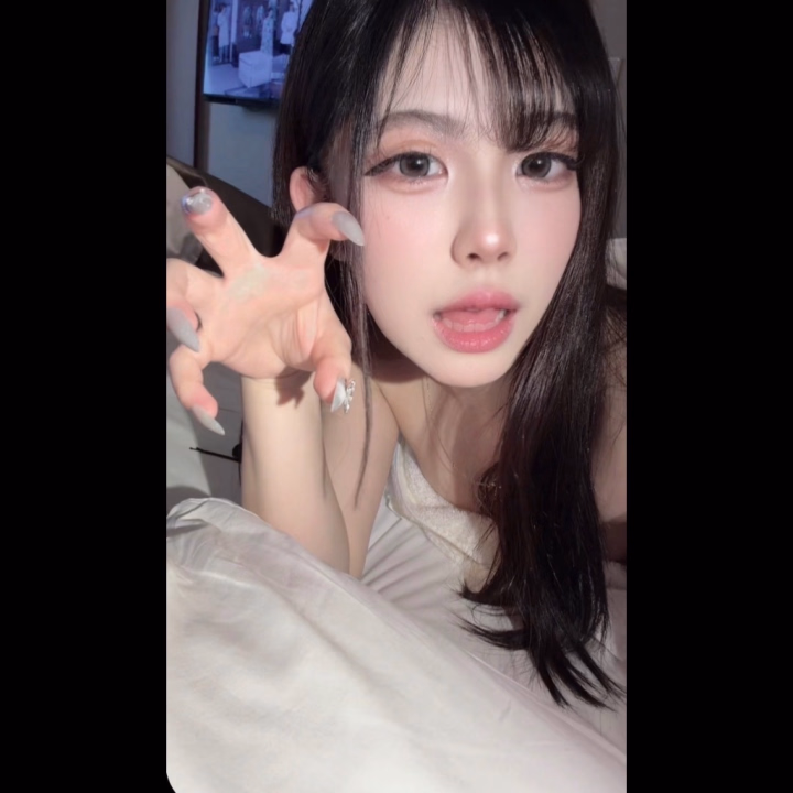 みんなおはよぉー！！！☀️ 
今日は昨日と比べて朝方少し肌寒かった気がする🙄💭
雨も降る予定だから、滑ったりしないように気をつけてね😖

今日も元気に10時から22時まで出勤してますっ！！✨

今日はどんなお兄様に会えるかな？？🤭♡