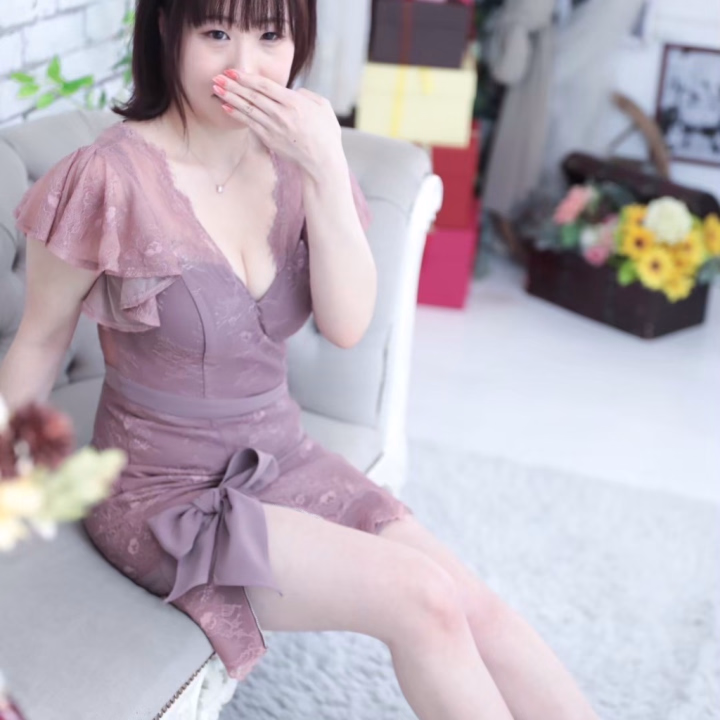 朝、鏡見てたらふと考えちゃったの。  
「大人の余裕」って、どこで感じるんだろう？って🪞  

なんかね、声のトーンとか、仕草とか、  
そういう何気ないところに出るのかなぁって思ったり。  

それとも、言葉の選び方とか、  
一緒にいるときの空気感なのかな？  

…って、そんなこと考えながら、  
今日も出勤準備してます🌸  

あなたの「余裕」、私にも教えてほしいな。  
会えたら感じられるかな〜なんて。  
今日はどんな方に会えるんだろう？  
ちょっとドキドキしてるよ💓  




さいか