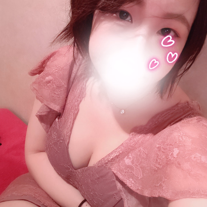 今日はね、ちょっと考えてたの。

照れちゃう時って、どうしたらいいんだろうって🙃  
そのまま素直になるのも恥ずかしいし、  
ついごまかしちゃうんだけど、  
それってやっぱりバレてるのかな…？😳

でも、なんかね。  
素直になれたら、もっと楽しい気がして。  

うーん、どうしようかなぁ🤔  
今日も、そんな自分と向き合いながら頑張るね💖  
会いに来てくれたら、私の照れた顔、見れるかもよ…？☺



さいか