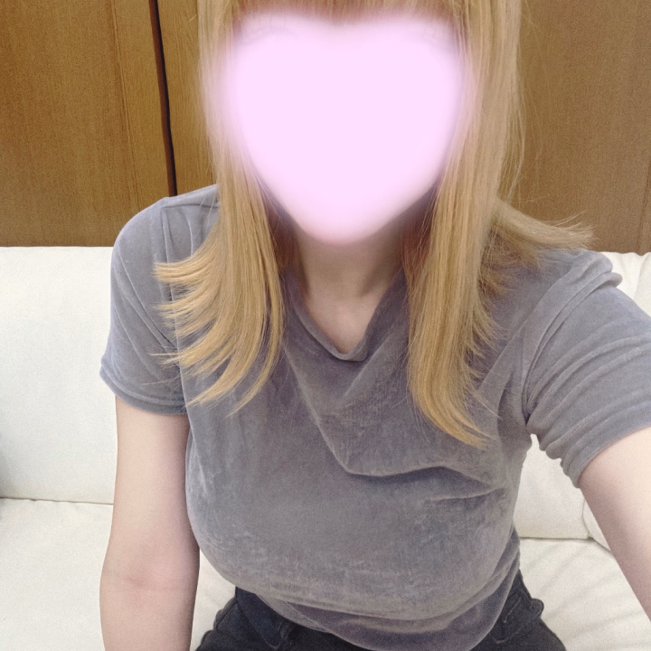 このじめじめ感やだなぁ〜💧‬
みんなはこーゆー日何して過ごすの〜？

私はお昼からもどしどし待ってます🎀