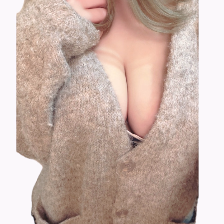 今日も会いに来てくれたお兄さん達ありがとうございました🥹

今日はたくさんのお兄さん達に会えて、
本当に楽しい1日だったなぁ💕

いっぱいお話したり、
たくさん笑ったり、
あっという間に時間が過ぎちゃいました☺️💭

こうして会いに来てもらえること、
一緒に楽しい時間を過ごせることに感謝です🥰

本当にありがとう🤍
あと、今日はノーブラ参戦🤦🏻‍♀️したんだけどこれが意外と好評で🤭🩷
またリクエストあればしよっかな〜💭



明日はお休みをいただいてます🎀

しっかりリフレッシュして、
また元気にお兄さん達に会えるように充電しておくね🫶🏻✨️

次の出勤は25日(木)です☺️💕

少し間が空いちゃうけど、
また会えるのを楽しみにしてます🥺💭

お仕事のお兄さん達も、
無理しすぎず頑張ってね💪🏻✨

また木曜日に会おうね🥰🤍