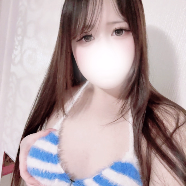 こんばんは🌙

今日は新しいマイクロビキニで出勤しました👗
ちょっと大人っぽい黒にしてみたんだけど、どうかな…？鏡の前でくるくる回りながら「似合ってるかな？」って一人でドキドキしてたよ🤭

仲良しさんに「今日いつもより色っぽいね」って言われて、思わず照れちゃった…✨
そんなこと言われたら、もっと近くに行きたくなっちゃうよね。

最近は寒いから、ぎゅってするとあったかいのが幸せだなって思うの。
会いに来てくれる時間が、いちばんのご褒美です。

次はどんなゆりなを見てもらおうかな？
リクエストあったらこっそり教えてね♡

また更新するね📸