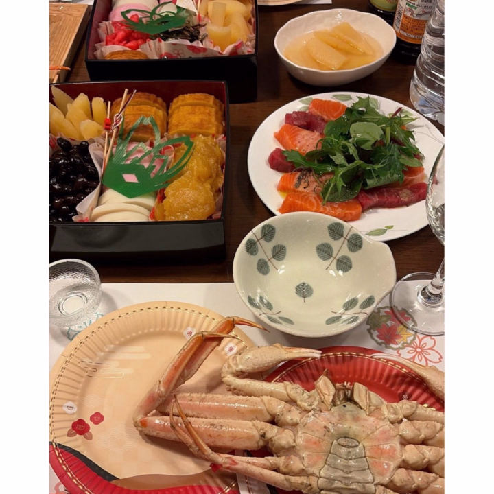 "謹賀新年"は今日まで！

お兄さん
お正月はどうお過ごしでしたか？

のんびり過ごしたり
趣味を楽しんだり･･･


本日17:00-24:00で池袋バイオに
おりますので
お兄さんは新年から
しっかりためて
会いにきてくださいね！🍌💕

1月のカレンダーも
このあと投稿しますので
お兄さんの息子さんと
チェックして相談して頂けたら嬉しいです！🤭

夜は冷えるだろうから
末端冷え性の私は
吸盤みたいに
お兄さんにくっついて
吸いついて離れないかも･･･🐙❤️‍🔥



しょう
