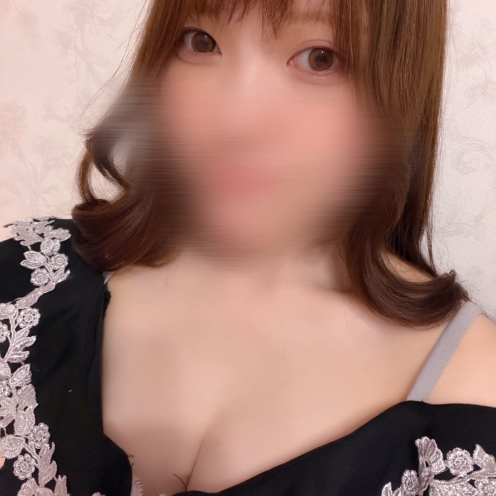 6月になりましたねー！
好きな季節だけど雨による偏頭痛だけは
逃げられないよるるです🌙

今大学で結構脳みそ使う機会が多いから、
ラムネとEVE錠剤をぶち込みながら
頑張っております😉

せめて早く梅雨が明けますよーに！