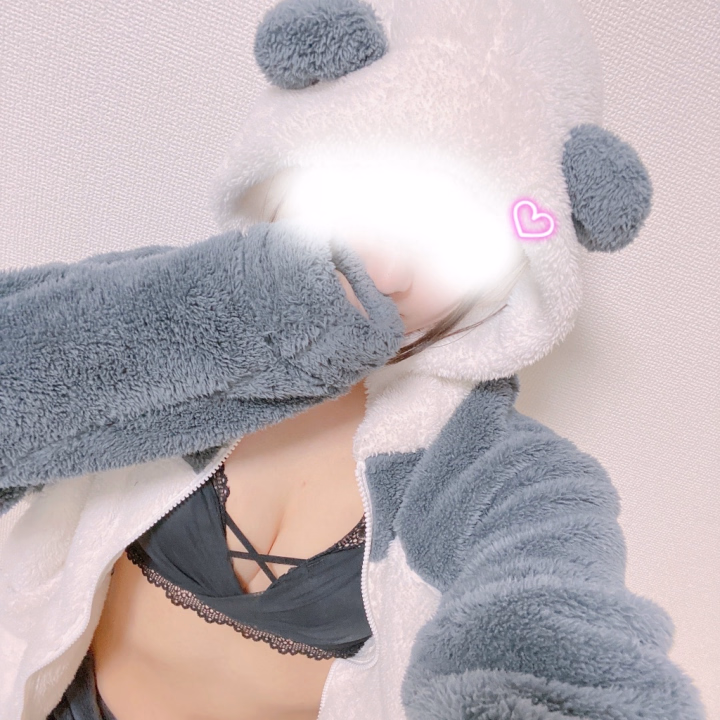 こんばんは🌙  りりかです❗️

愛用しているパンダさん🐼
今年の冬はふわふわパンダさんで乗り切るぞ✨

今日はお兄さん達と甘々な時間過ごせなくて残念だったな😢

✨16日 14:00〜24:00 お店にいるよ✨
久しぶりにお兄様方と会えるのとっても楽しみ💖
りりかといっぱい気持ちよくなろうね💕