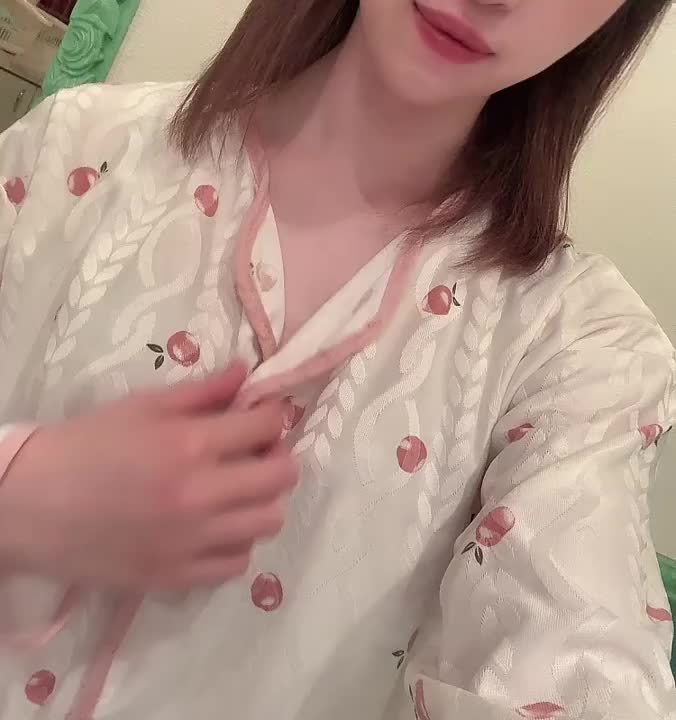 よつば🍀です



実は胸にほくろあるんです笑
（今更かも）笑



エロボクロかな？？


あ、唇もエロいって言われたり😏💋💭



今日の後半も頑張るぞ…！！
