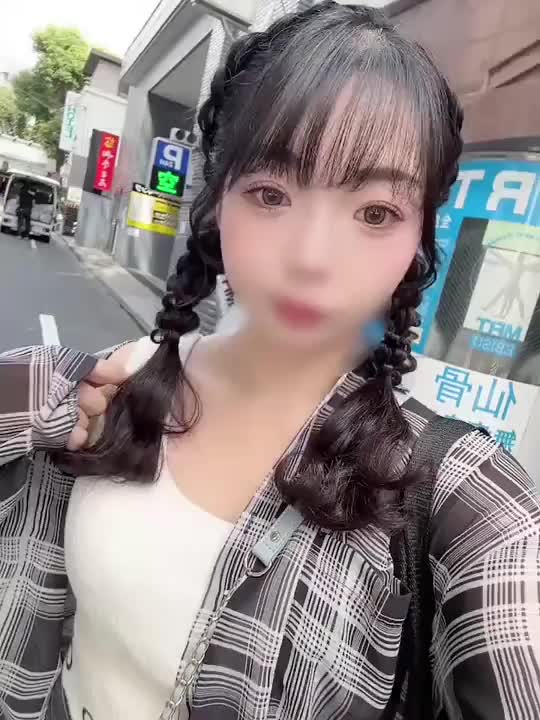 基本はストレートか軽く巻いてるかのめいに会うことが多いと思いますが…

デートコースの時は髪の毛可愛くしてもらってから待ち合わせ場所に向かうことも❤️
プライベートでも簡単なのは自分でやるけど、やっぱりプロにしてもらうと可愛いし気分も上がるからヘアメ行くの好きなんです(〃ω〃)
なによりもあなたからの「可愛い！」が欲しいから(*´艸`)💓