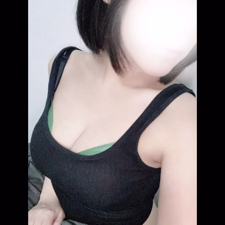 おはようございます！うるはです！🖤
ウキウキで久々の出勤予定だったのですが身体に謎の蕁麻疹が出てしまってお休みにしていただきました😭
次回25日（月）、28日（木）14-19で追加してもらいました🙇✨
髪の毛こんな感じですを置いときます☺️