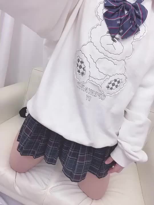 制服パンチラだよっ