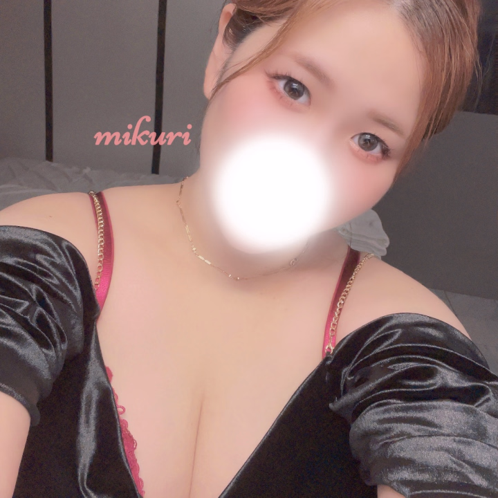 昨日会いに来てくれたお兄さんたちありがと〜〜🤍🤍

「可愛い！」「アイドルみたい！」
てたくさん貰って嬉しすぎる🫪🤍
アイドルは絶対に言いすぎだけど笑笑
アイドル大好きだから、お兄さんとの瞬間だけでもアイドル嬉しいㅠ‪ ̫ㅠ♡

本日も出勤してまし🌟22時まで❣️
お誘い待ってるよ〜〜🤍


🎀mikuri🤍