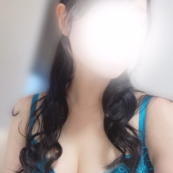 今日は出勤です💙

入店2日目で初日はバタバタしてたけど
やっと落ち着いてちゃんと向き合える日かも。

こういう日に会いに来てくれる人って、なんか特別な気がするんだよね💜

ゆっくりした時間も、ちょっとドキドキする時間も、一緒に楽しめたら嬉しいな🫶

タイミング合う方、お待ちしてます♡