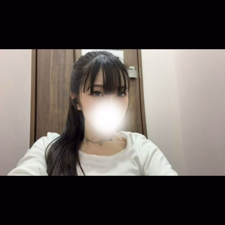 おはようございます🌞
出勤しました！！

21:30〜22:30

まつげと眉毛してきたから見せたくて変な前髪になった
てかてか、台風来てるんだって！！最近台風多くて大変💦
お時間あるお兄様いろはとイチャイチャしながら雨宿りしていきませんかー⁇
足元悪いですけど、待ってます❤︎