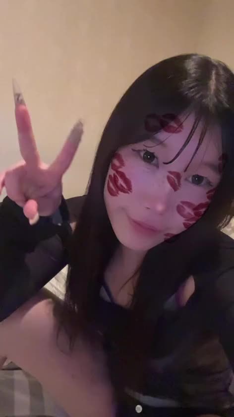 これが事後の顔です…///❤︎

なんか事後って独特な艶感と乱れ具合がえろいよね、🔞💞


最後に大胆にM字開脚🫣

ゆあの私服いつも短いねって言われる笑笑