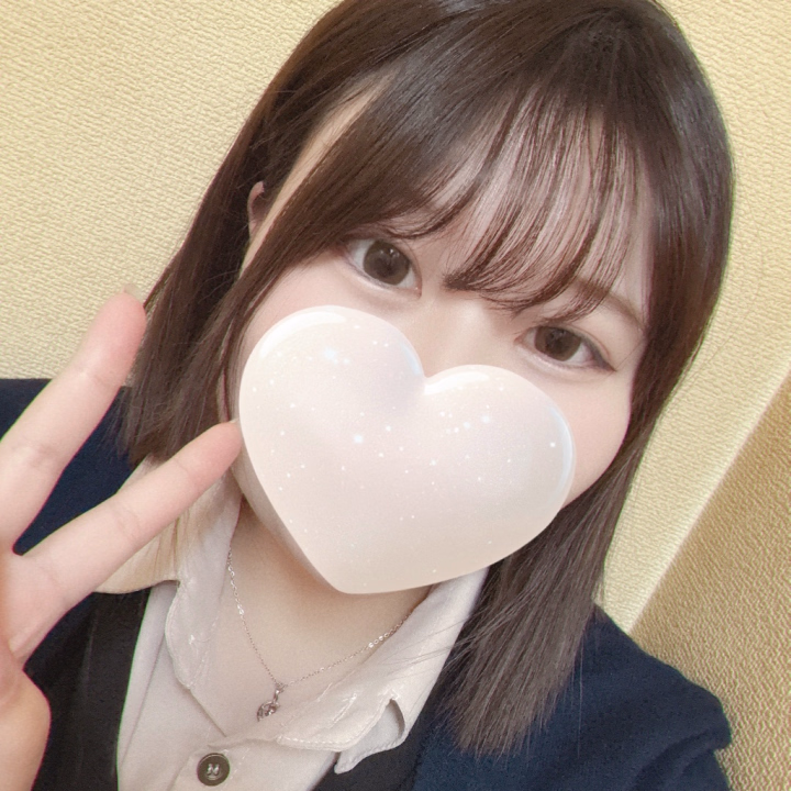 こんにちは😊
ゆずです♡


昨日写メ日記を見て来てくださったお兄様がいて(めちゃくちゃ嬉しい)、漫画とか絵とか描いてるって言ってて色んな話をききました

私が苦手な話の構成、起承転結も上手にできるって聞いて大尊敬👏

しかも1日10時間とか絵描いてたとかすごく努力家なのが伝わりました😊


私の好きな小説とか本の特徴写メ日記に書くね〜って約束したので興味ない方はごめんなさい🙏


そもそも学生時代は読書より勉強って学校だったので少ししか読んでなかったんですが、欠かさず読んでたのは東野圭吾さんの小説ですね



読みやすくて話の伏線の量が半端ないです。特に好きなのが「変身」というタイトルで、脳移植のお話です。



現代の医療では不可能な脳移植のサスペンス小説で、私がもし脳移植したら人格とか記憶までぜーんぶ変わっちゃうのかなってただそれだけしか思わないんですが、それが周りの人や移植する前の生活などで考え方が…っていうのが一冊の本になってます

長々とすみません💦

ここまで駄弁を読んでくださりありがとうございました🙏

毎日お誘い待ってます☺️