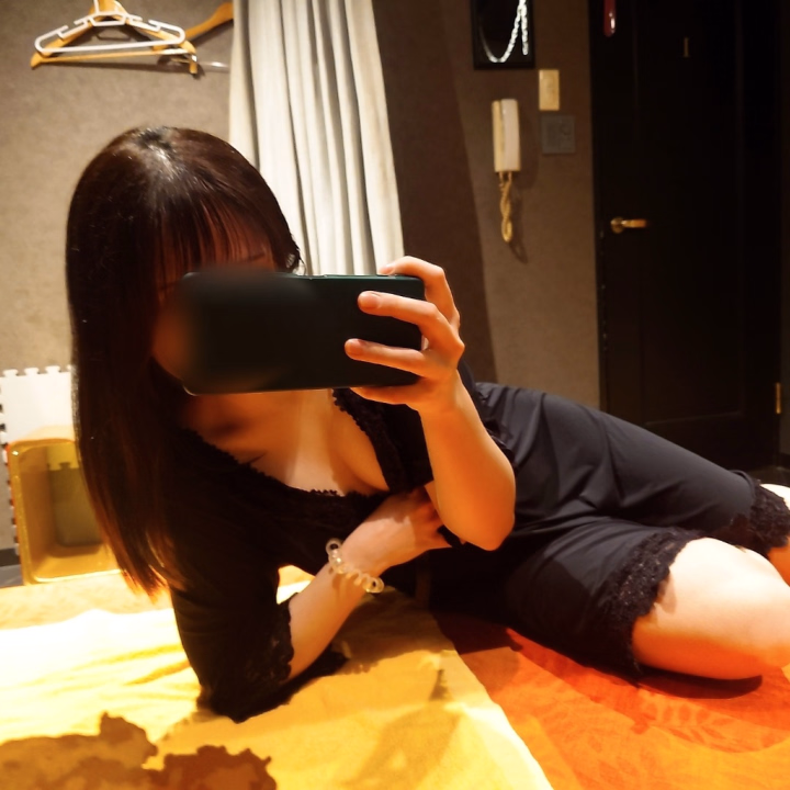 こんにちは！

今日は19:00～23:30で出勤です！✨

昨日初めての腰振りオナニーコース
だったんですけど、自分で腰振るって
恥ずかしいけど興奮度あがりますね…///

色んなコースあるので楽しみ方も色々できちゃいます😳

電話からご予約もできるのでぜひお待ちしてます💓‪