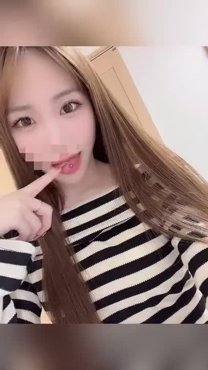 私服でぺろぺろ動画撮ったよ👅💞舌ピでぺろぺろされるの好きですか?♡///
前髪上げて服は肩出しのオフショルだよ♡♡いいなぁって思ってくれたら5回いいね👍🏻とプレゼントで応援して下さい🎁💖
イメチェングランプリ