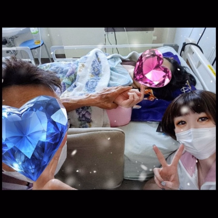 こんばんは、まりかです。


ここから先は暗い内容になってしまいます。


先程、道内の田舎の母が亡くなり、


今札幌からバスで移動しております。


明日のご予約さまには大変申し訳ないのですが、


明日からしばらくお休みすることになります。


せっかくご予約いただいていたのに……、


お会いしたかったです。


本当にごめんなさい。


また落ち着いたら出勤させていただきます。


皆さんもお身体に十分気を付けてくださいね。


身体に無理は絶対しないでくださいね。


いつもありがとうございます。


まりか