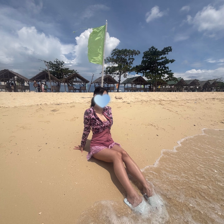 こんばんは！にきです꒰ ՞•ﻌ•՞ ꒱

こちらのお写真は、フィリピンでのめっちゃきれいな海で！

ガイドさんに撮ってもらったよー！
めっちゃ上手に撮ってもらった
足が長くみえる笑

透き通る海と、白い砂浜でめっちゃくっちゃ感動しました🥺

色んな海行ってみたいと思った！

海はまったく行かない人だったけど、
行くきっかけがあってそれ以来ハマってます笑
日焼け対策大変なんだけどね😳

タイミングあれば、モルディブ行ってみたいな！