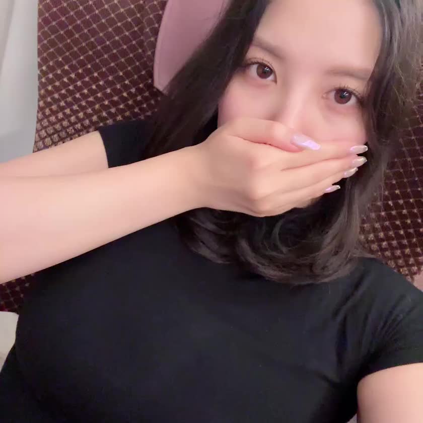 電車でのおっぱいもみもみ動画、たくさんのお兄さまから好評で嬉しいです❣️


いつもドキドキしながら撮ってます🙈💞
