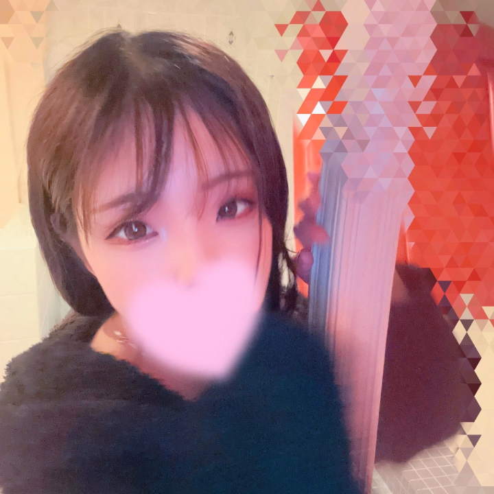 雨降るの忘れてて傘忘れて詰んでます🫠
雨降ってるので来る時には気をつけて来てください😊

写真で柱にもたれかかってるけど中々ないよね笑
中々ないからこそ撮ってみた写真なんだけど可愛く撮れてますか？