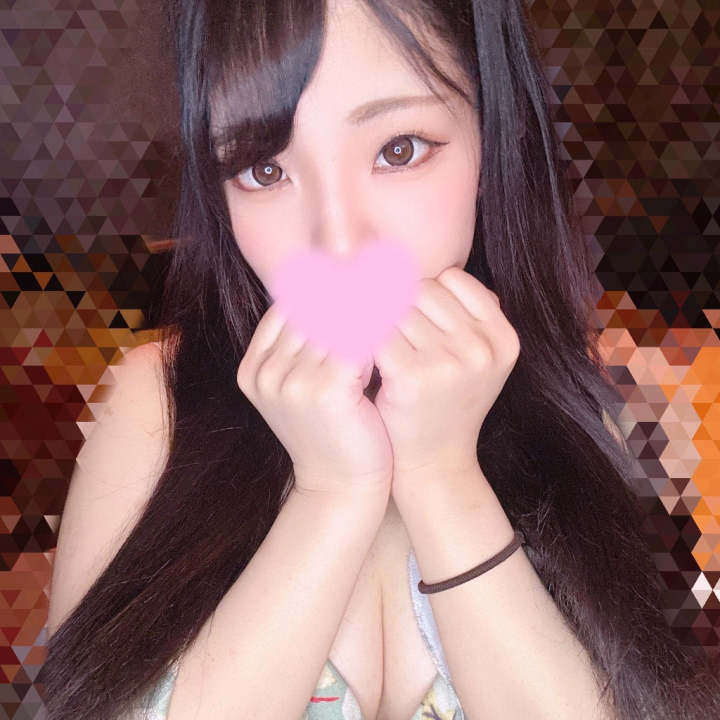 出勤してます✨
まだGWの人も居そうな雰囲気ですね💕︎
まだGWの人も明けて今週頑張ったお兄様もよるかと特別な夜を過ごしませんか？
よるかの癒しパワーでたくさん癒します🍀*゜
お誘い待ってます🎶