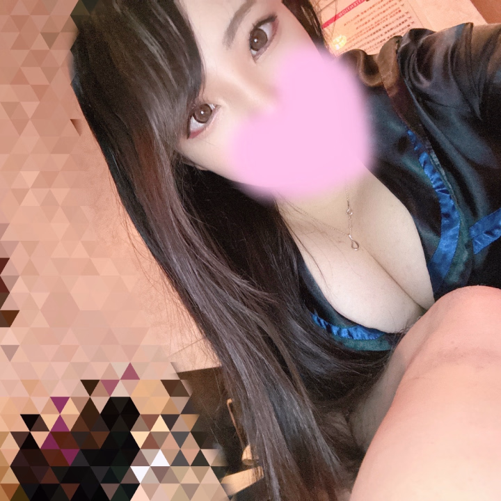 今悩みがあるんだけど動画投稿したいんだけどなんか納得いく動画が中々撮れなくて…🤔💭
どんな動画見たいかとか教えて欲しいな…
もちろんこんな写真みたいでも嬉しい♡
私のどんなところみたいですか？
教えて欲しいな…