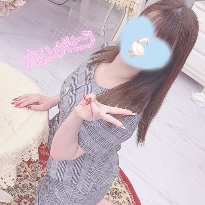 おはよー✨


7時から出勤してるよ🩵


あっという間に今月の最終日だよ🥺


今回の出勤もたくさんのお兄さんに遊んでもらえて嬉しかったなぁ🥰


締まりの良いティアラのアソコで気持ちよくなってもらえて何より🫶


そして感じやすいのでお兄さんも興奮してくれるの可愛い🥹


お互いに感じあえる楽しい時間にしたいからね💖


12時受けで少し短いですが、ぜひお時間合う方お待ちしております☺️