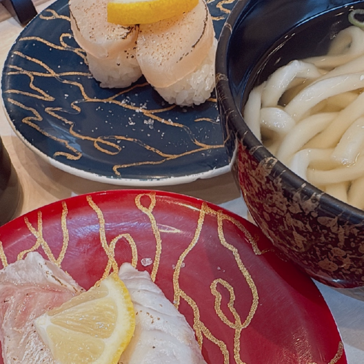 レモン乗ってるお寿司好き(　˙-˙　)

出勤前にご飯食べてきた💗💗💗

しかも一人でご飯してたら

丁度くみさん駅前居るって連絡きて

ご馳走様なってしまった😂💕💕💕

なんかすんごいタイミング良くて

ごめんなさいやけど…


ご馳走様でした😎❤️‍🔥笑