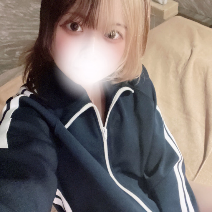ジャージ女子はいかがですか?!
だる着感がすごくすきだからお気に入り🎀❕
りぼんちゃが着てるとこ見てみてねっ