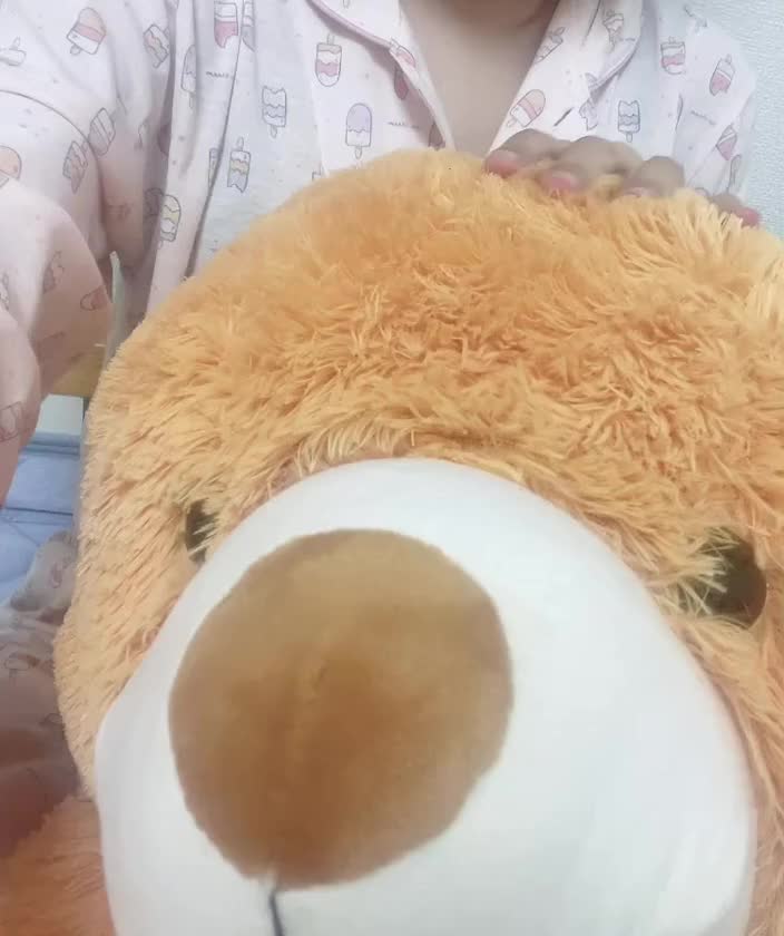 おはよぉ~!!今日は初動画撮ってみた💖💭
くまさんなでなでしてる動画にしてみた🧸
今日雨で天気最悪だけど予約してくれた方ありがとうございます🥺会えるの楽しみにしてるねっ