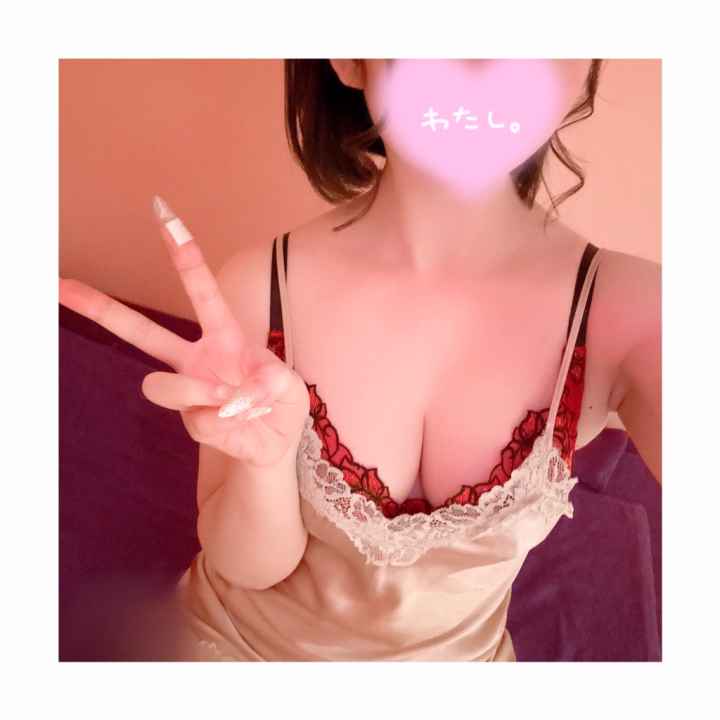 こんばんは🌟

初めまして✨
ハピネス＆ドリーム福岡さんで
お世話になります

『ろあ』です😊


1日 日曜日 までの期間限定⁉️の
出勤なのでお誘い頂けると嬉しいです♡


おもちゃ大好き ドMちゃんなので
いっーぱいいじめてくれると嬉しいな🥹


一緒に楽しいえちえちな時間過ごそうね🥰