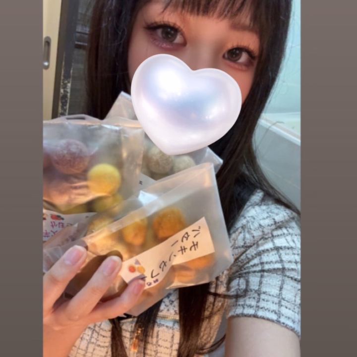 いこいです💓
今日もありがとう😊
素敵なお土産いただきました‼️
この豆だいすき😍チーズケーキとアップルパイもはやく食べたい🤤💕いつもありがとう😭
明日も16時からラストまでいます😍
会いに来てくれるの待ってます😳