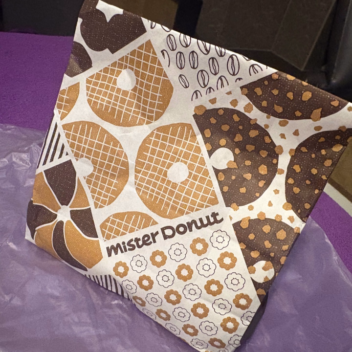 休憩中にちょこっと甘いもの補給していました🍩💕
甘いものを食べると元気が出ますね☺️✨


みなさんは何のスイーツが好きですか？🥰
おすすめがあったらぜひ教えてくださいね♡