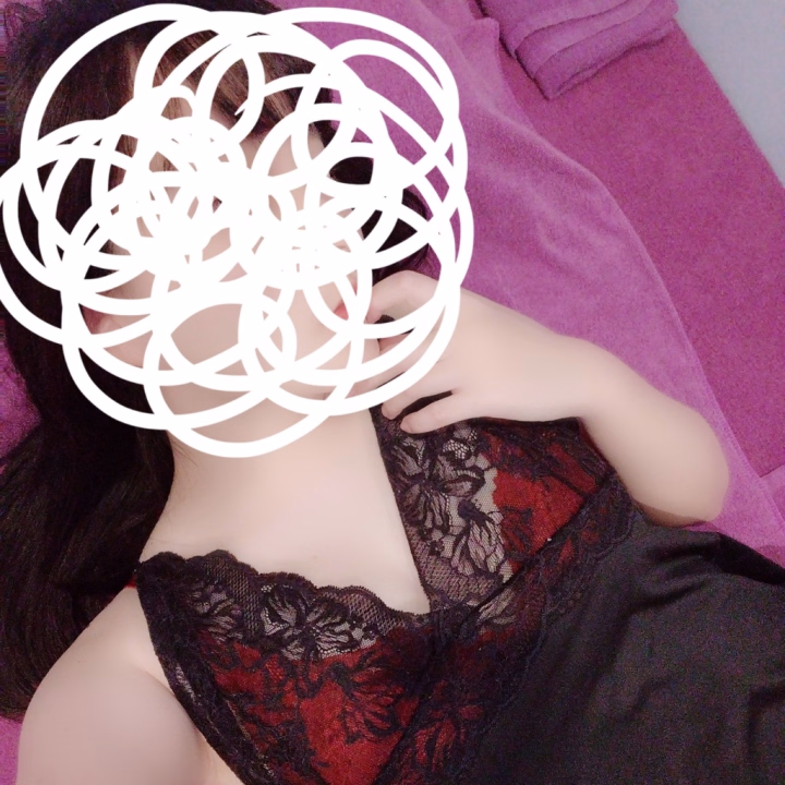第5回セルフ質問コーナー👏🏻✨

質問⑤
好きな色は？

赤色が大好きです❣️
赤色見てると元気が出てくる気がします🥰💕

実は勝負下着も赤だったり…🫣‪‪💞笑

見に来てくれたら嬉しいな👙✨