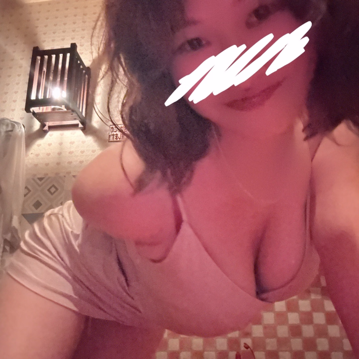 こないだ出勤した時に撮ったやつ！（へたっぴでごめんね笑）

台風去ったね〜！！！
あんは結構雨の日好きなの！
家の中でぼーっとしてる時に雨音があると丁度いいBGMだよね☔️
低気圧の影響とかはある程度受けるけど‥🥺

こないだね、体幹部と太ももの筋トレ頑張りすぎちゃったから、まだまだ筋肉痛がすごい😭
でも頑張った証だから嬉しい🫶

筋トレ終わった後プロテイン飲むんだけどさ、コンビニで売ってるのであんまり美味しいのに出会ったことなくて‥
でもね！昨日見つけた黒胡麻きなこ味のやつはめっっっちゃ美味しかった❣️
筋トレしてるみなさまにもおすすめです💁‍♀️笑
ぜひ飲んでみて！