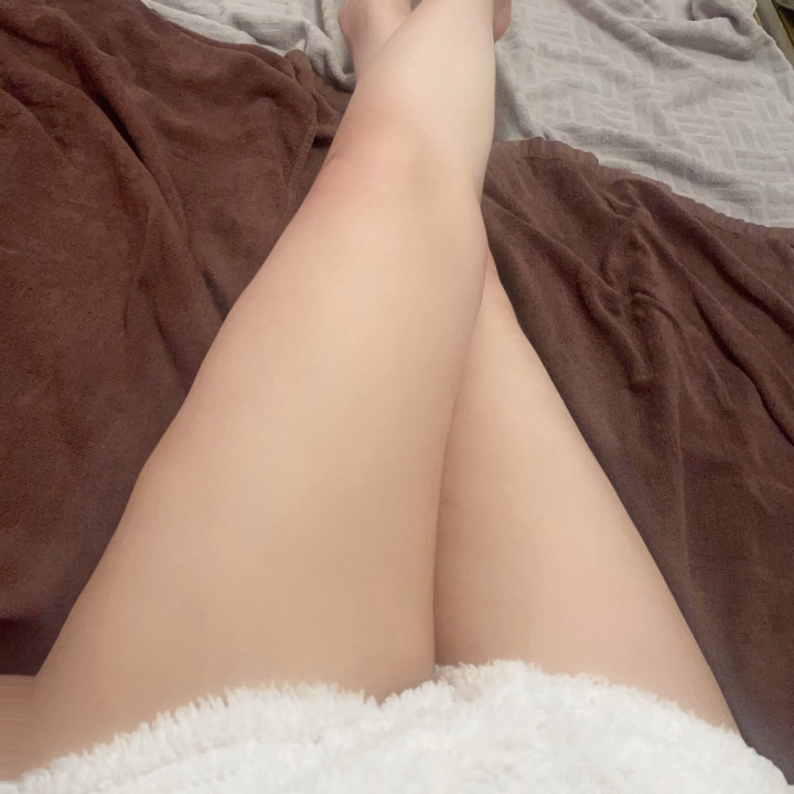 おっぱいが多めだから、
今回は足の写真撮ってみたよ〜📸


足も褒めてくれるかな？♡