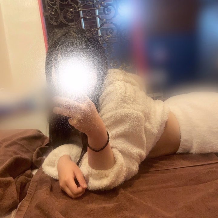 おなかちょっともちもちしてるの
バレちゃう😐😐😐

実は、
さいかはいま、
人生1のダイエット頑張り期間❤️‍🔥

むちむちのお腹とサヨナラするの❕


おっぱい小さくなっちゃうかな💧