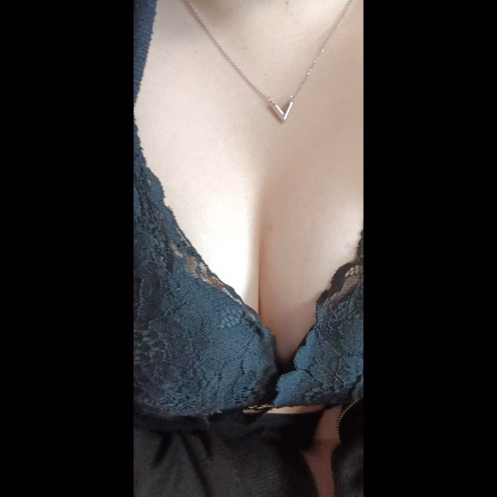 ちらっと今日の下着の色✨🖤ᩚ
わかなって何色着てるイメージある?…?🤔
この下着の下のチクビの色もあてに来て欲しいな🥺
敏感さんなちクビだから気おつけてね?🫶🏻︎💕︎︎
この後もお誘いお待ちしてますね⛓️💞