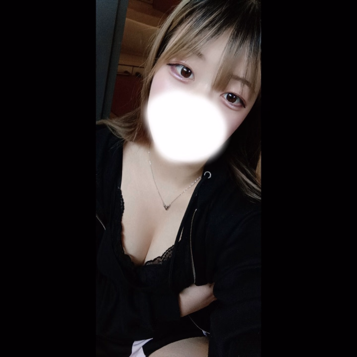 いつものメイクと違くしてみた!🫶🏻︎💕︎︎
ピンクだけどちょっとギャルっぽいかな?🥺♡
でもお兄さんに可愛いって言われるの好きだから見に来て欲しいな⛓️💞
ぜひこの後もお誘い待ってるね✨