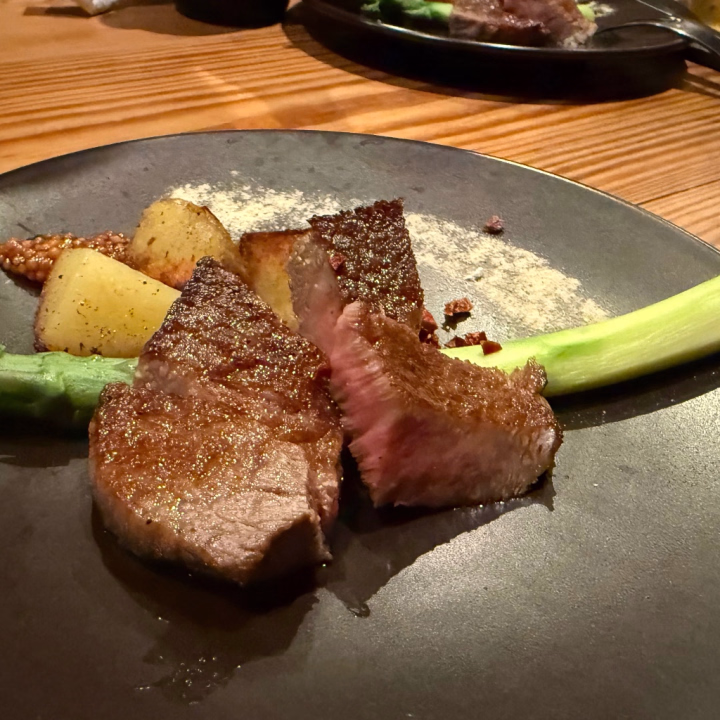 おはようございます🥰
出勤しました！

この間お友達と食べた仙台牛🐄⸒
すんごい美味しかったの～
お肉だーいすき☺️

さて今日は9:30~20:00のロングです🔥
朝眠くて少しだけぼーっとしてたけど
元気になってきた♥️

今日も対戦よろしくね♥️
会いに来てね💕︎